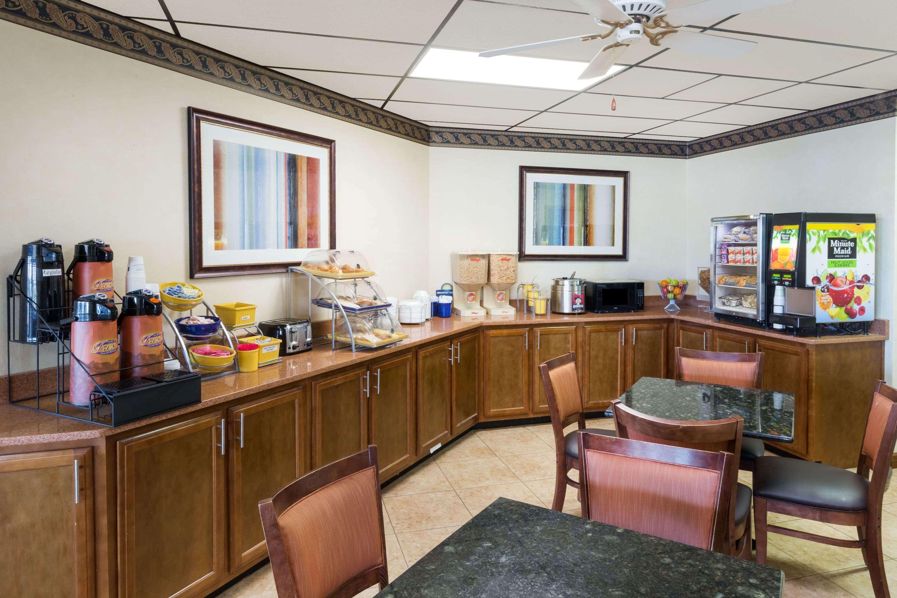 Days Inn By Wyndham Batesville Εξωτερικό φωτογραφία