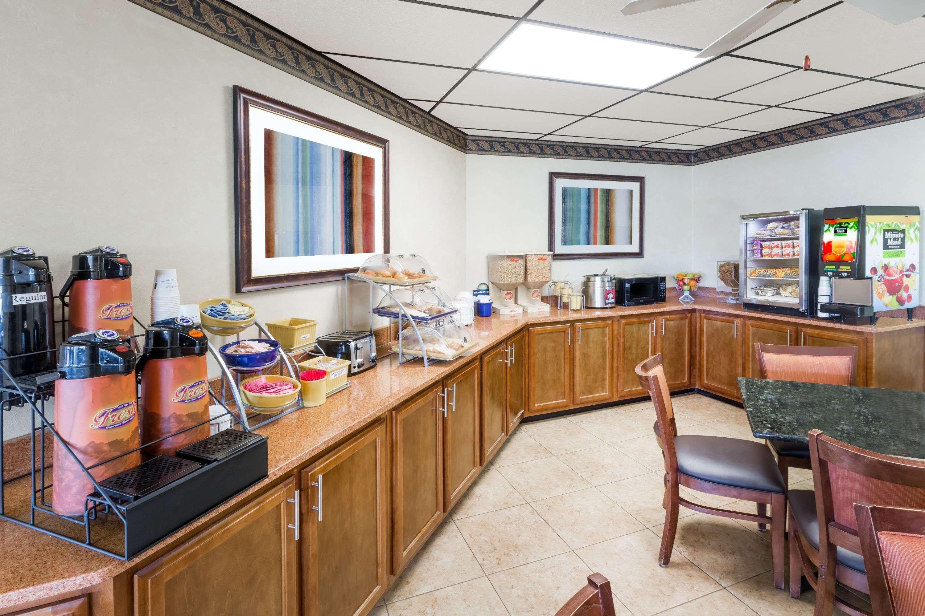 Days Inn By Wyndham Batesville Εξωτερικό φωτογραφία