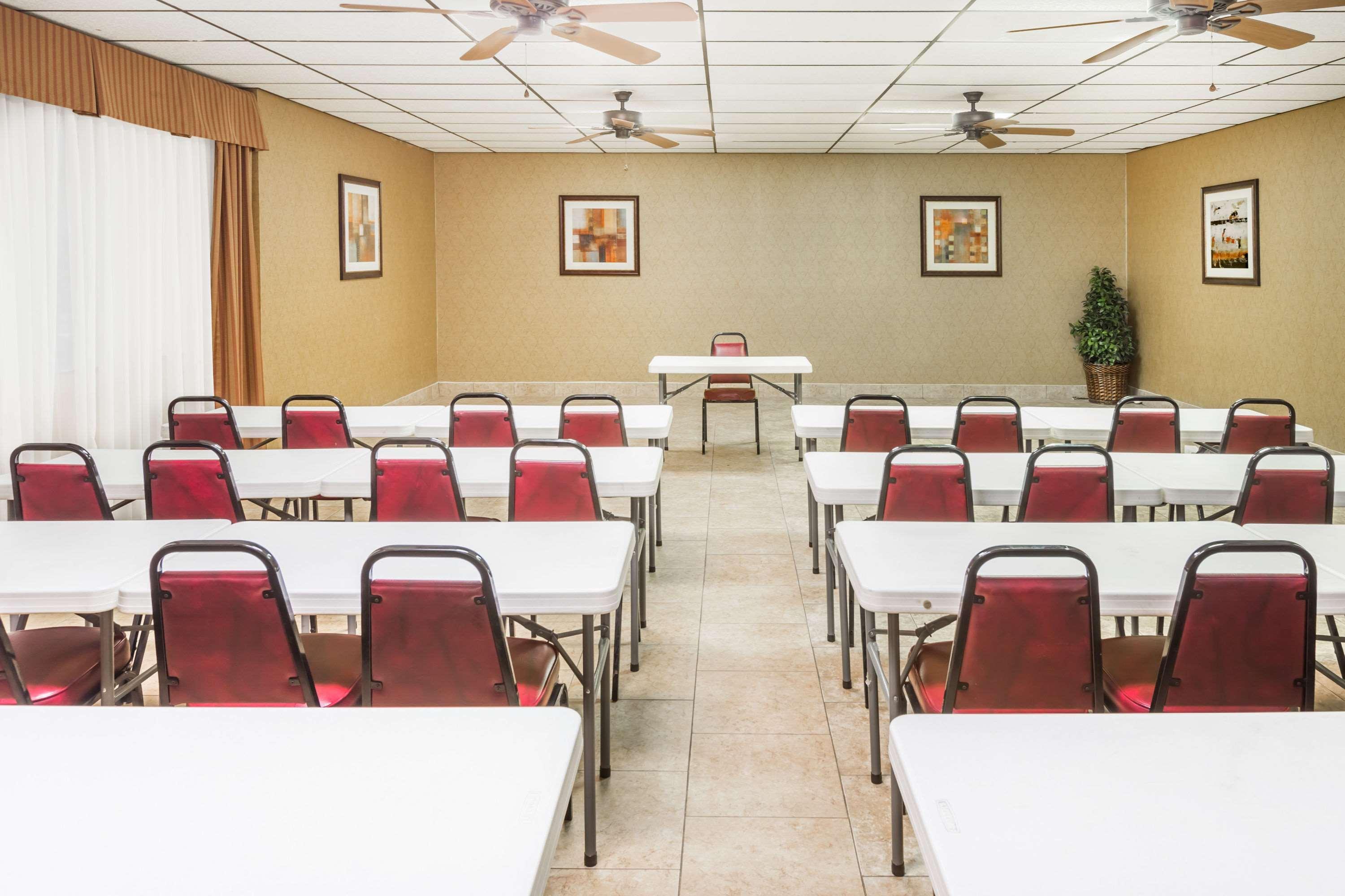 Days Inn By Wyndham Batesville Εξωτερικό φωτογραφία